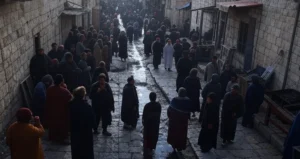 Une rue bondée et sale dans l'ancien Moyen-Orient.