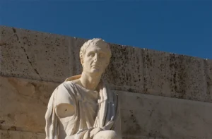 Statue de Ménandre montrant les cheveux courts et la barbe rasée des Grecs de l'Antiquité.